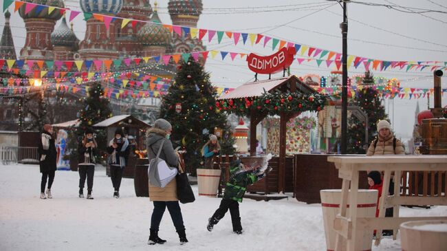 Посетители ярмарки на Красной площади в Москве