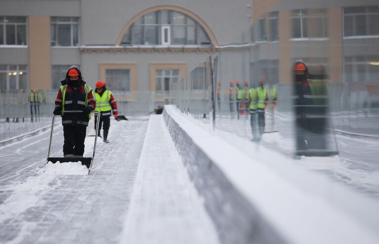 Уборка снега на Парящем мосту в парке Зарядье в Москве