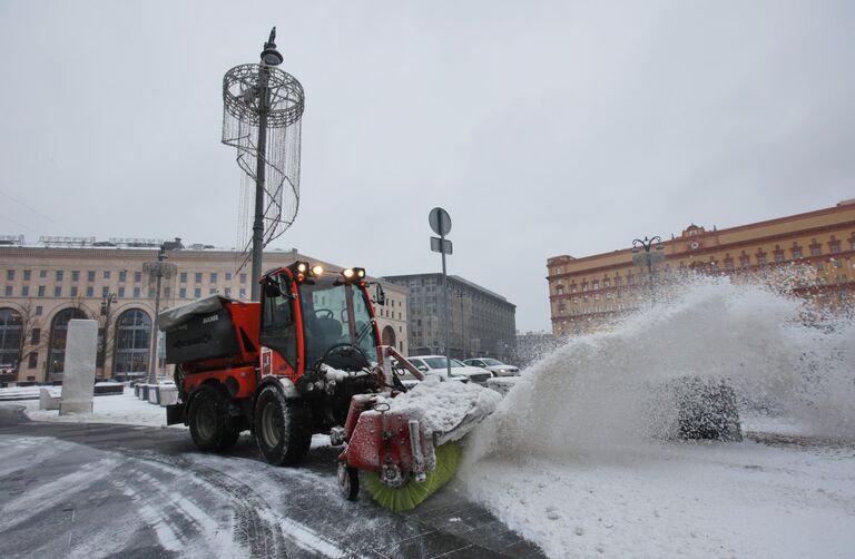 Уборка снега на Лубянской площади в Москве 