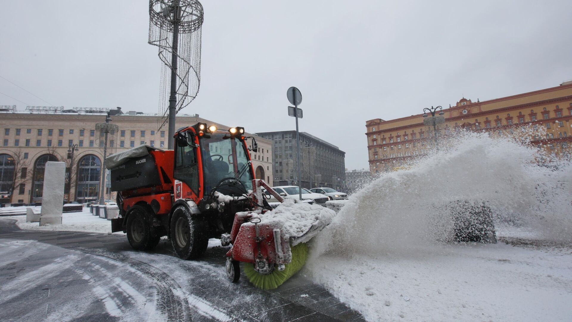 Уборка снега на Лубянской площади в Москве  - РИА Новости, 1920, 02.12.2021