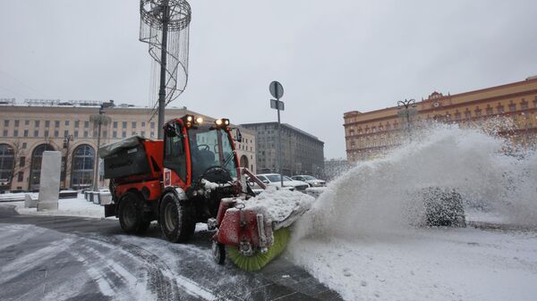 Уборка снега на Лубянской площади в Москве 6