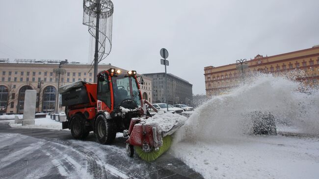 Уборка снега на Лубянской площади в Москве 