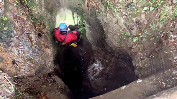Операция по спасению собаки из пещеры на юге Китая. Кадр видео
