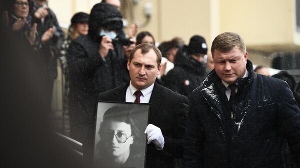 Во время выноса гроба с телом народного артиста России, певца Александра Градского после церемонии прощания в здании театрально-концертного музыкального объединения Градский Холл в Москве Во время выноса гроба с телом народного артиста России, певца Александра Градского после церемонии прощания в здании театрально-концертного музыкального объединения Градский Холл в Москве