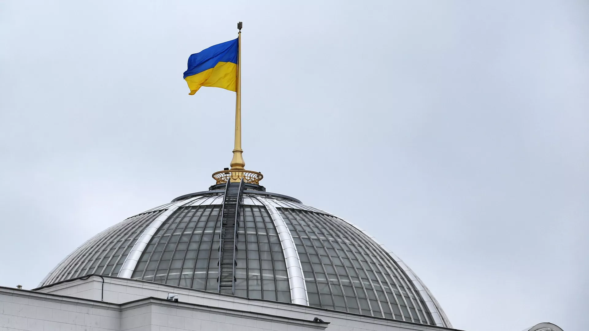 Vlajka Ukrajiny na budově Nejvyšší rady v Kyjevě - RIA Novosti, 1920, 04.08.2022