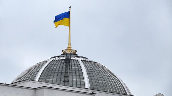 Флаг Украины на здании Верховной рады в Киеве