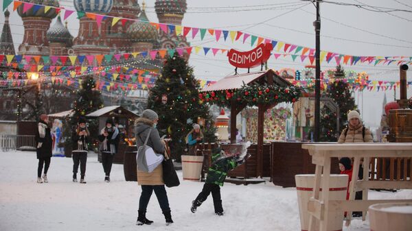 Посетители ярмарки на Красной площади в Москве после снегопада