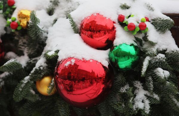 Снег на новогодней елке на Красной площади в Москве