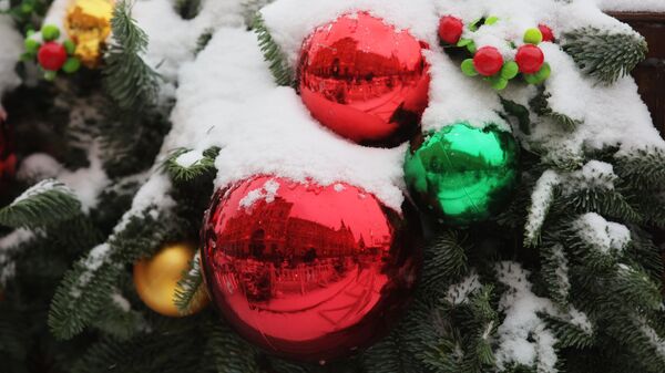 Снег на новогодней елке на Красной площади в Москве