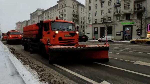 Десятки машин чистят улицы Москвы от снега 
