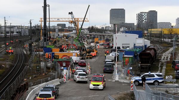 Автомобили оперативных служб у места взрыва на строительной площадки в Мюнхене