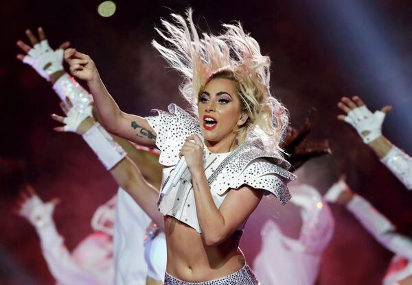 Леди Гага во время шоу в перерыве футбольного матча НФЛ между Атланта Фэлконс и Нью-Ингленд Пэтриотс в Хьюстоне