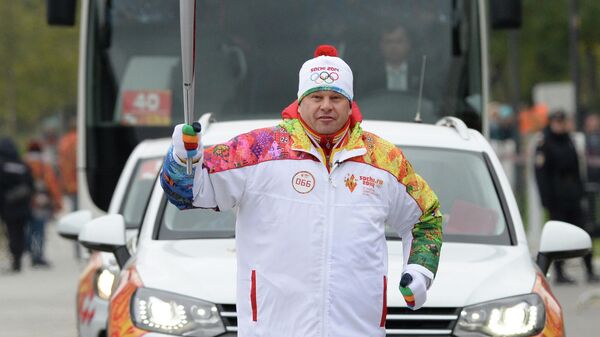 Спортивный комментатор Дмитрий Губерниев во время эстафеты Олимпийского огня в Москве
