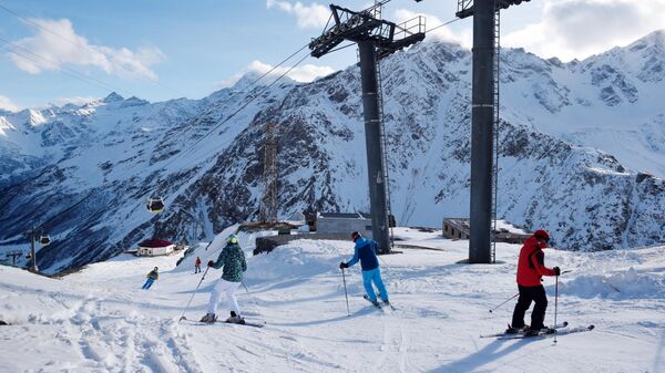 Отдыхающие катаются на склоне горнолыжного курорта Эльбрус на открытии сезона в Поляне Азау в Кабардино-Балкарской республике