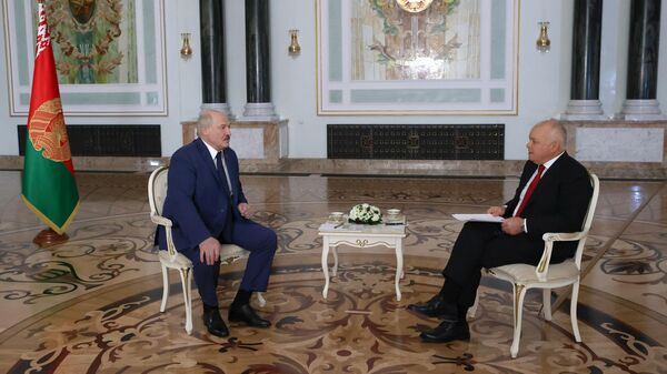 Президент Белоруссии Александр Лукашенко во время интервью генеральному директору МИА Россия сегодня Дмитрию Киселеву в Минске