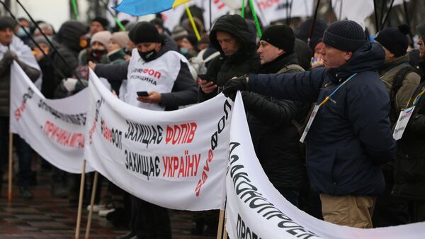 Участники митинга предпринимателей и движения SaveФоп против налоговых реформ и карантинных ограничений для бизнеса у здания Верховной рады в Киеве