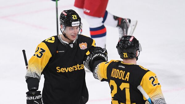Хоккеисты Северстали Адам Лиска (слева) и Владислав Кодола