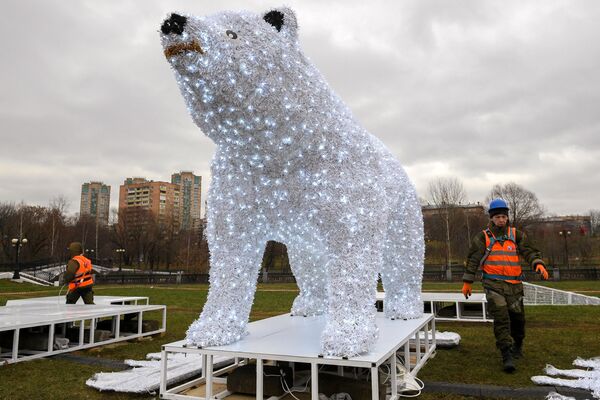 Монтаж новогодней конструкции Полярные медведи