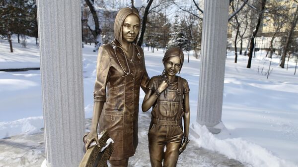 Памятник медработнику с ребенком на одной из улиц Хабаровска