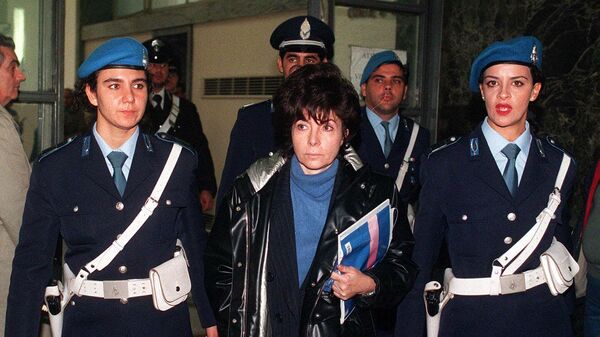 Бывшая жена Маурицио Гуччи Патриция Реджани Мартинелли в сопровождении полицейских направляется в суд Милана 