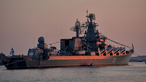 Ракетный крейсер Москва в бухте Севастополя