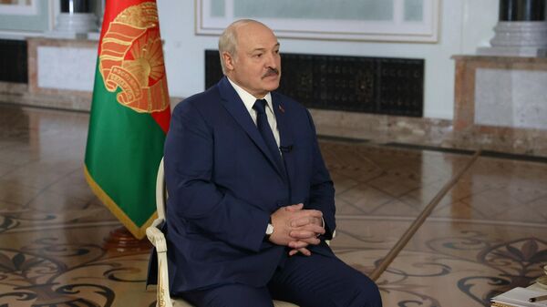 Президент Белоруссии Александр Лукашенко во время интервью генеральному директору МИА Россия сегодня Дмитрию Киселеву в Минске