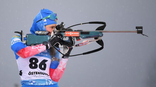 Валерия Васнецова (Россия) на пристрелке перед началом спринта 7,5 км среди женщин на II этапе Кубка мира по биатлону сезона 2021/22 в шведском Эстерсунде.