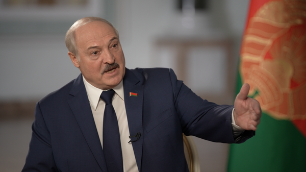 Был уверен, что стрелять не придется – Лукашенко об эпизоде с автоматом во время протестов
