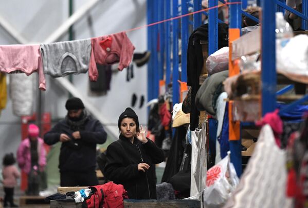 Беженцы в центре временного содержания мигрантов, оборудованном в логистическом центре в пункте пропуска Брузги, на белорусско-польской границе