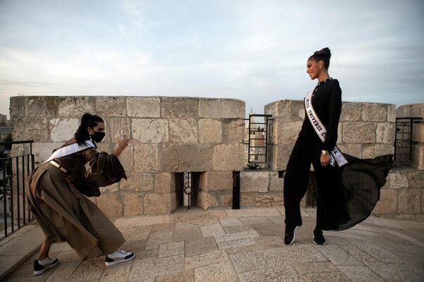 Участницы конкурса Мисс Вселенная совершают поездку по башне Давида в старом городе Иерусалима в преддверии ежегодного конкурса красоты