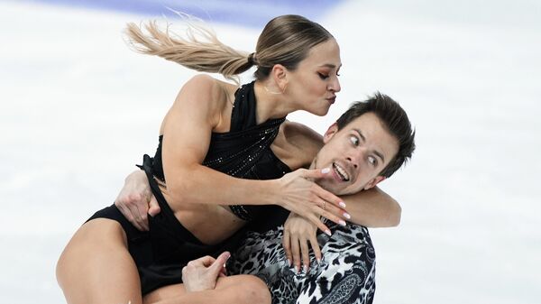 Виктория Синицина и Никита Кацалапов выступают с ритмическим танцем на VI этапе Кубка мира по фигурному катанию в Сочи