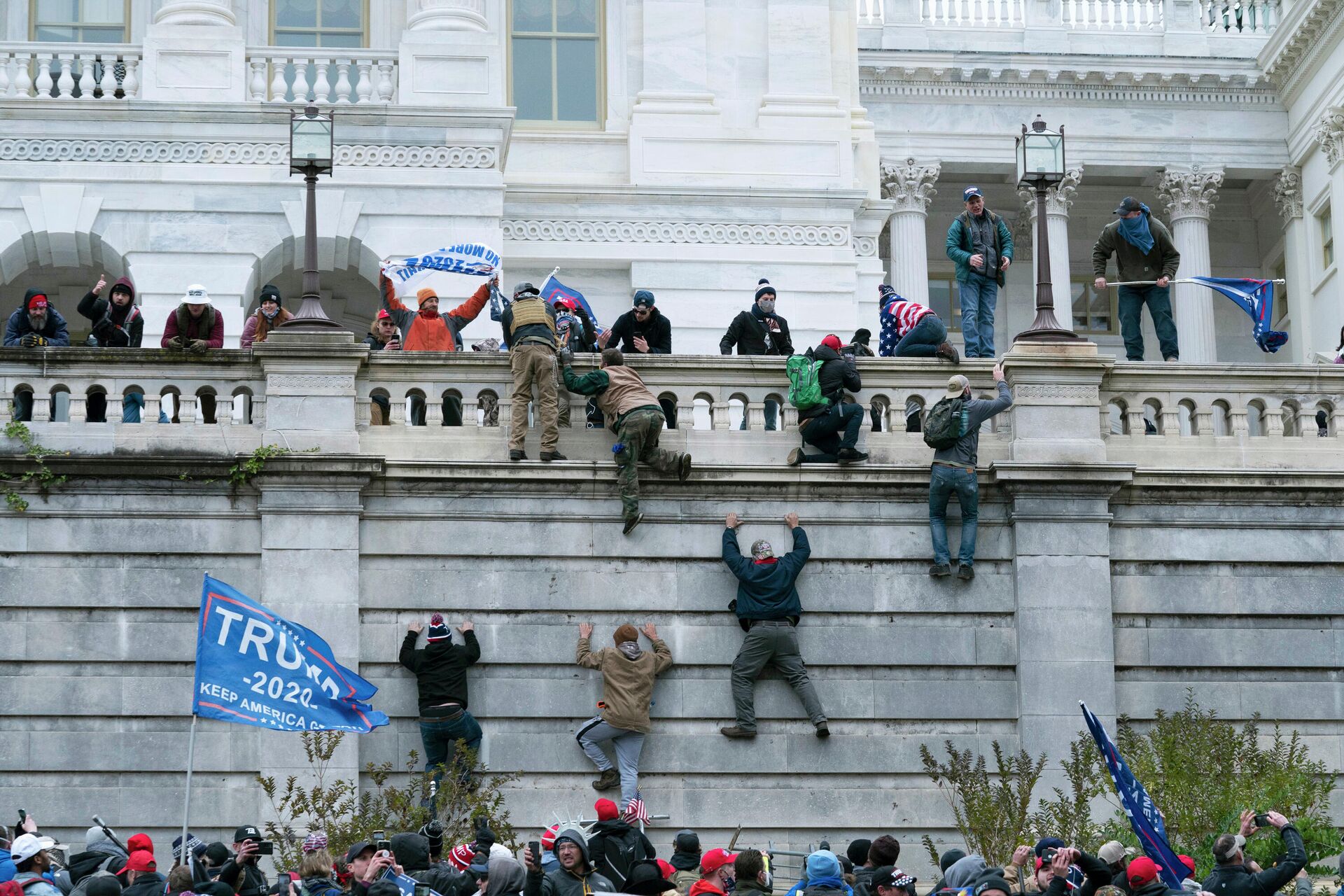 Участники акции протеста сторонников действующего президента США Дональда Трампа у здания конгресса в Вашингтоне - РИА Новости, 1920, 03.12.2021