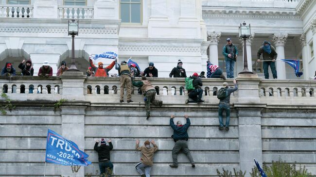 Участники акции протеста сторонников действующего президента США Дональда Трампа у здания конгресса в Вашингтоне