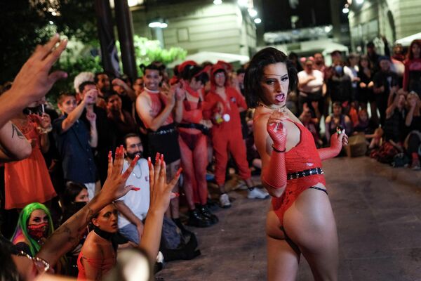 Танцовщица выступает во время модной битвы на площади Пласа-де-Армас в центре Сантьяго, Чили