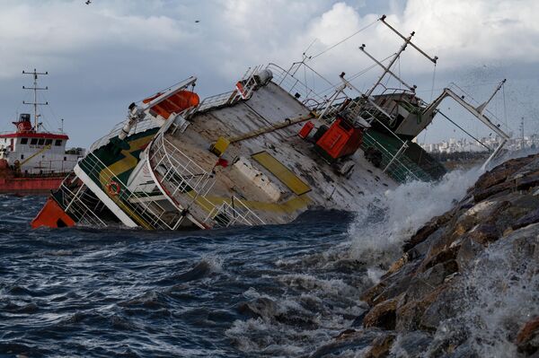 Корабль, перевернувшийся из-за сильного шторма в Стамбуле 