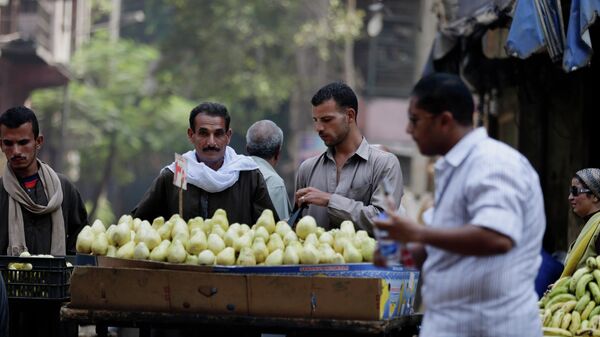 Продавец фруктов на рынке в Каире, Египет