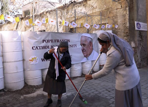 Монахини подметают дорогу перед церковью Святого Креста в Никосии, Кипр 