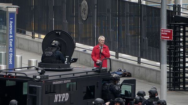 Вооруженный мужчина возле штаб-квартиры ООН в Нью-Йорке