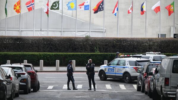 Сотрудники полиции возле штаб-квартиры ООН в Нью-Йорке, оцепленной из-за мужчины с дробовиком