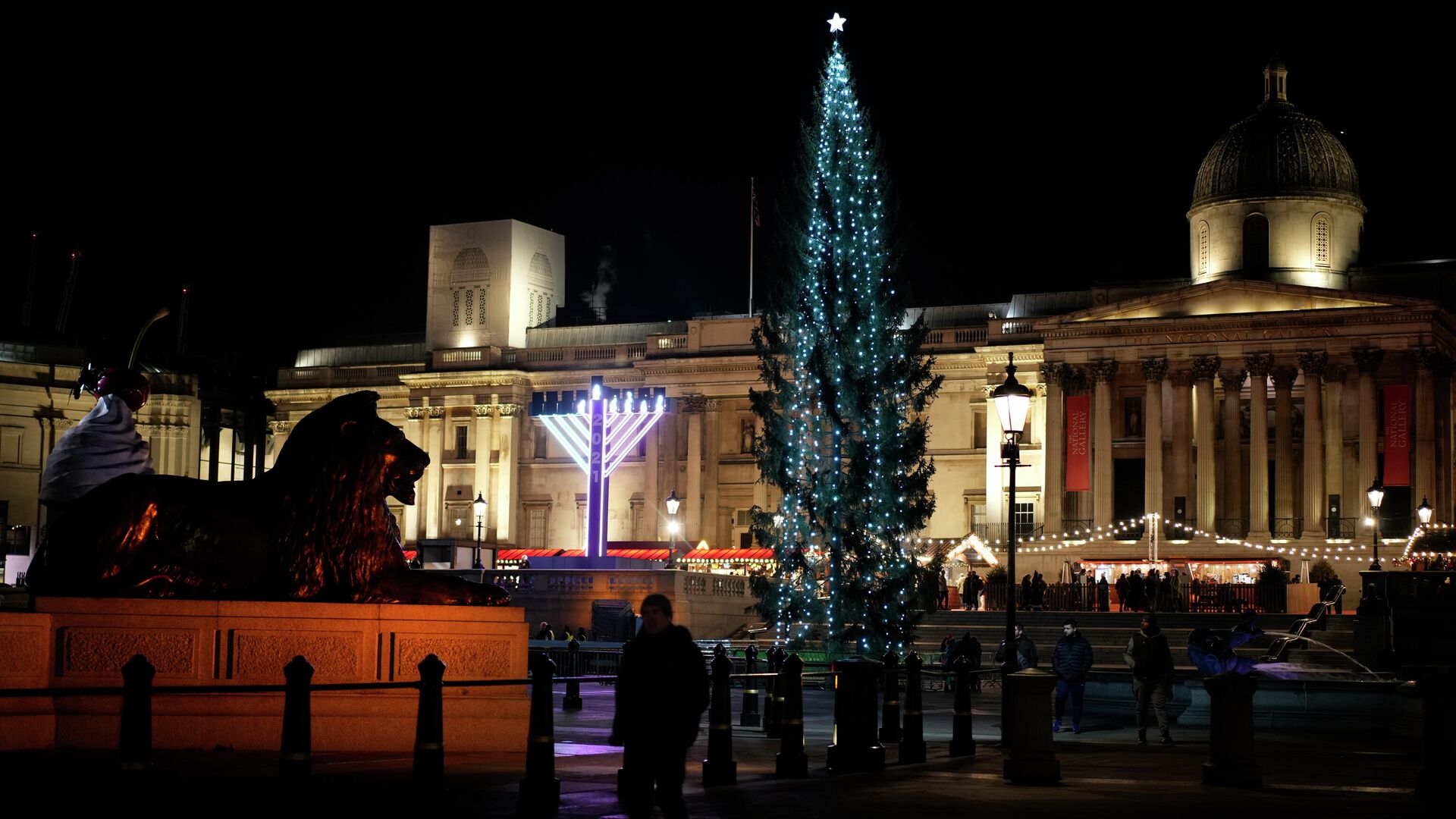 Рождественская елка, установленная на Трафальгарской площади в Лондоне - РИА Новости, 1920, 21.12.2021