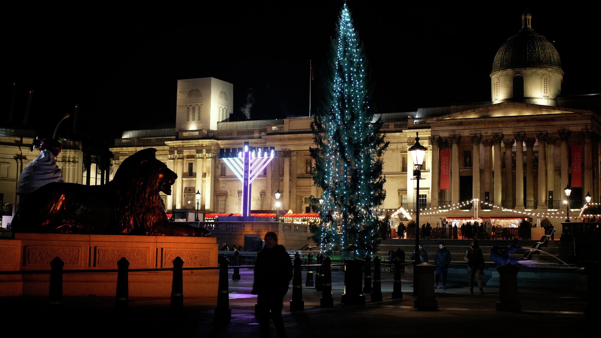 Рождественская елка, установленная на Трафальгарской площади в Лондоне - РИА Новости, 1920, 21.12.2021