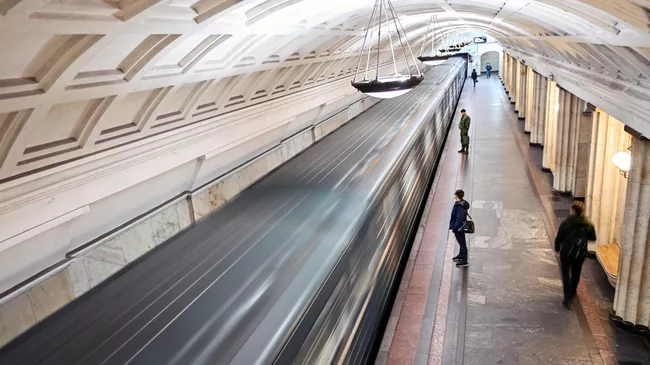 Пассажиры на станции метро