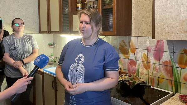 Анастасия Кунгурцева отвечает на вопросы журналистов в квартире сопровождаемого проживания Дома слепоглухих в Пучкове