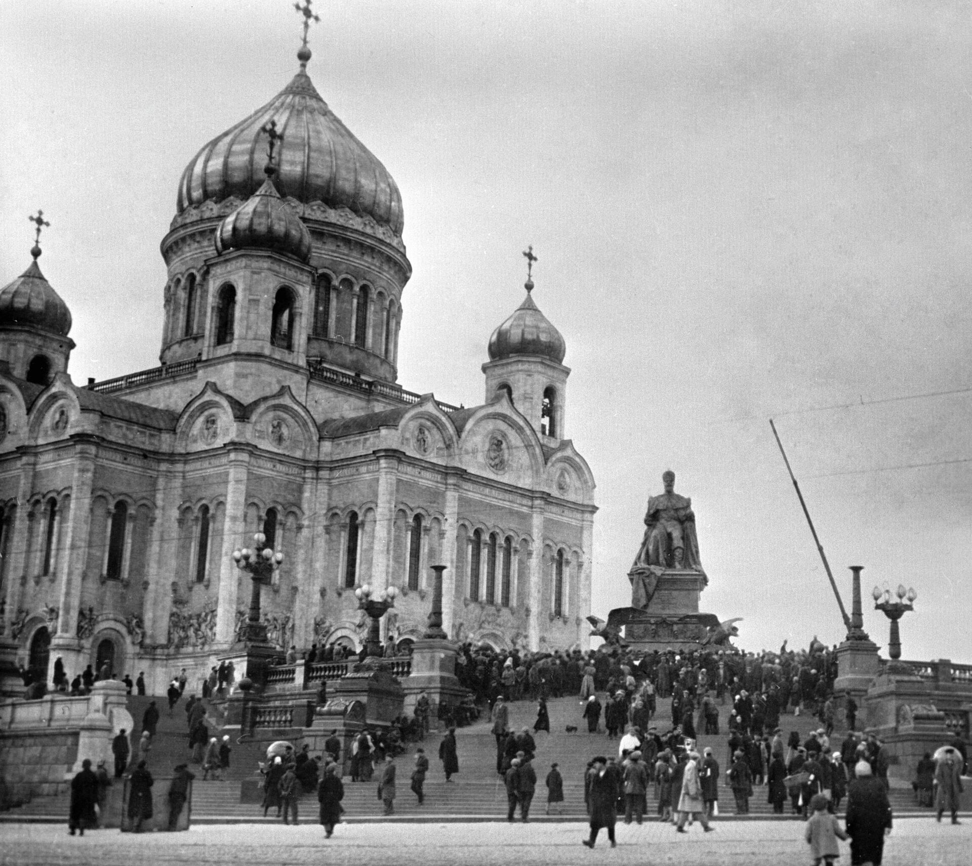 Вид на Храм Христа Спасителя и памятник императору Александру III - РИА Новости, 1920, 03.12.2021