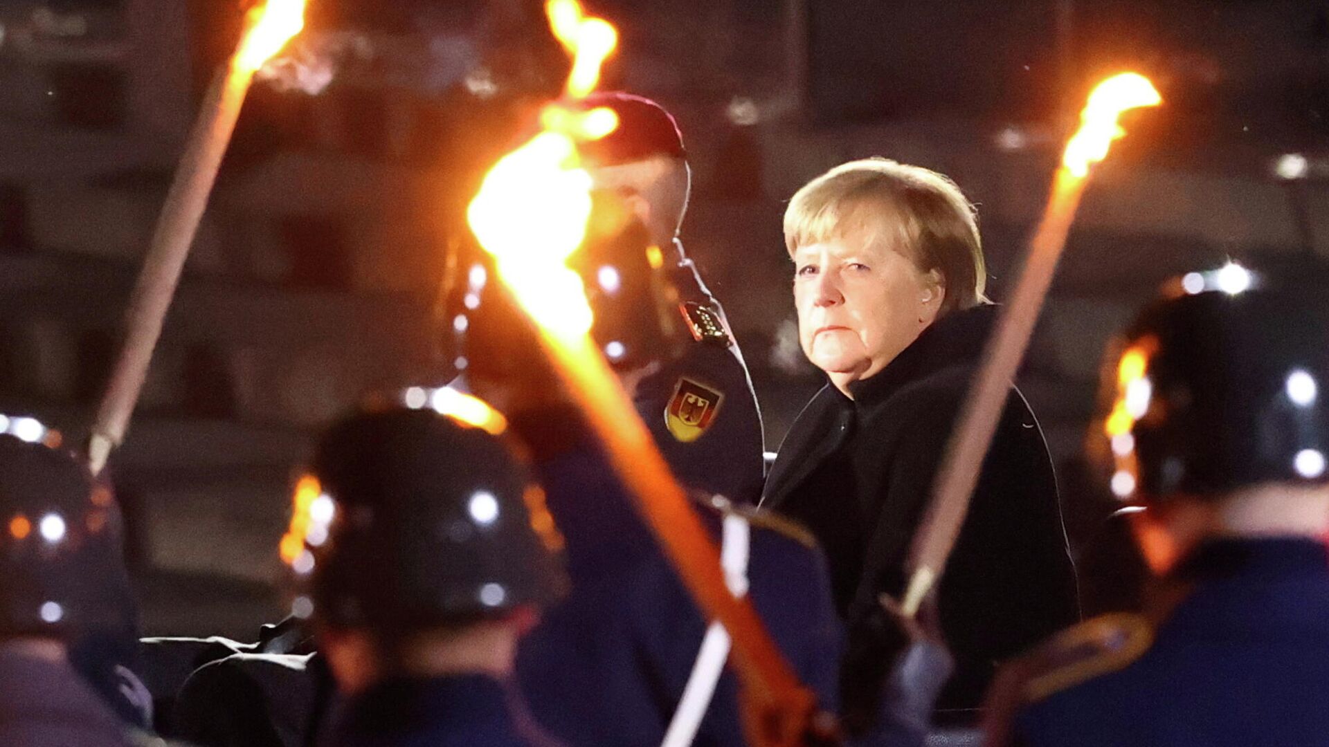 И.о. канцлера ФРГ Ангела Меркель на торжественной церемонии бундесвера по случаю ее ухода в отставку  - РИА Новости, 1920, 04.12.2021