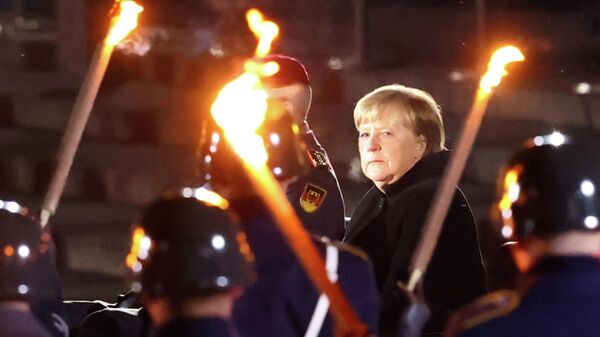 И.о. канцлера ФРГ Ангела Меркель на торжественной церемонии бундесвера по случаю ее ухода в отставку 