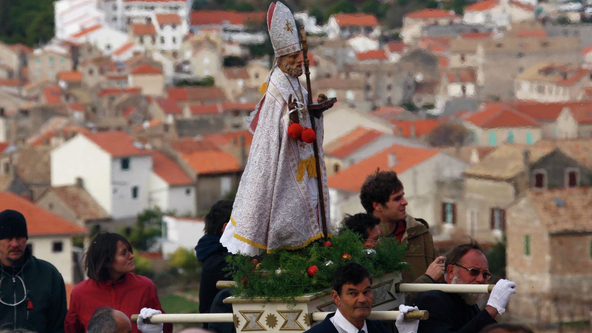 Жители несут статуэтку Святого Николая во время крестного хода, в городе Комижа, Хорватия - РИА Новости, 1920, 06.12.2021