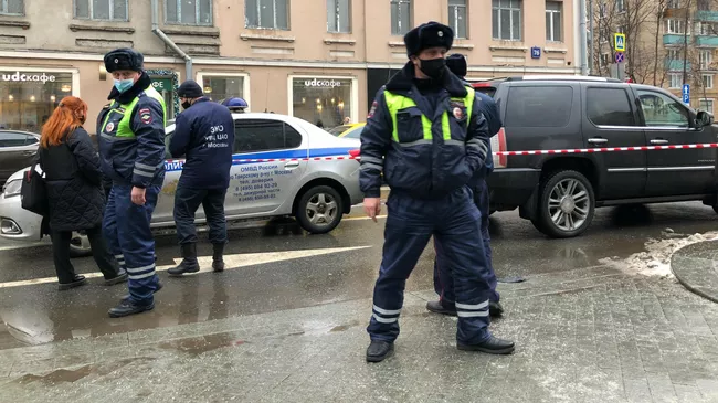 Сотрудники оперативных служб на месте дорожного конфликта со стрельбой в Тверском районе Москвы