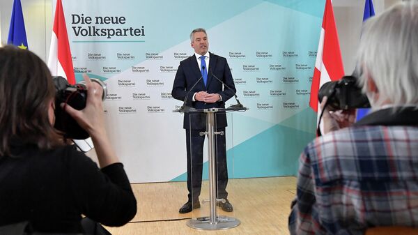 Карл Нехаммер выступает на пресс-конференции во время встречи Австрийской народной партии в Вене