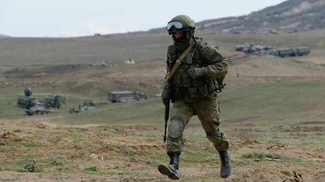 Военнослужащий мотострелковой бригады во время учений войск Южного военного округа